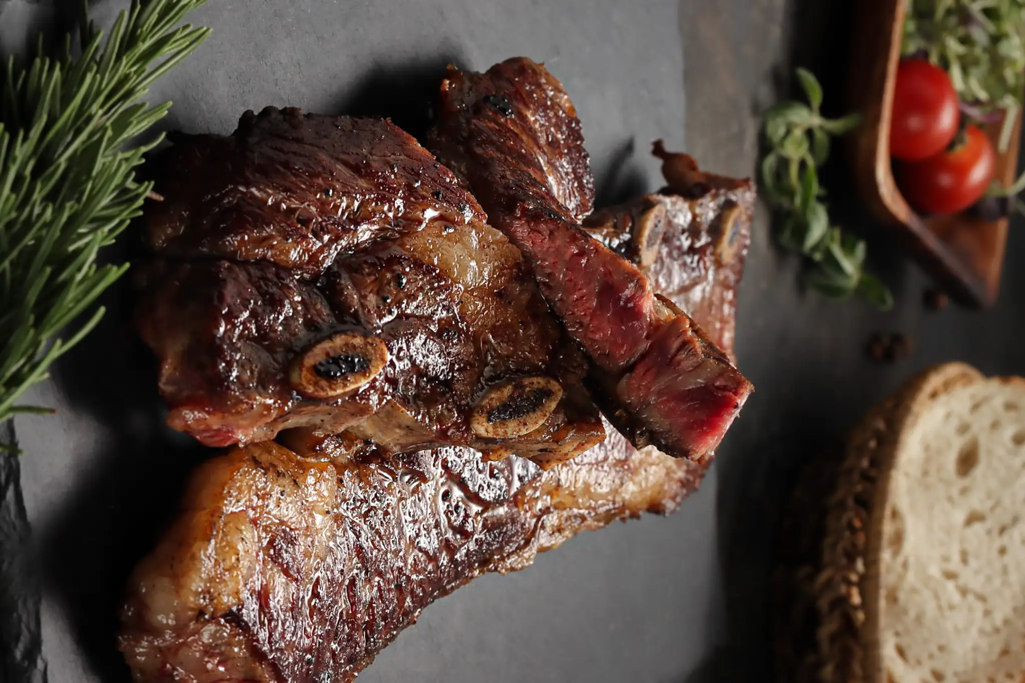 Asado tira natural o ahumado con madera de cedro