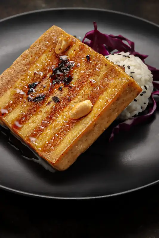 Tofu con pasta de ajo negro, miel, 5 especias y maní tostado